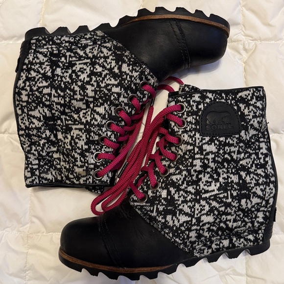 Sorel PDX Wedge Boot with Hot Pink Laces
Women’s Size 9 - Picture 3 of 9